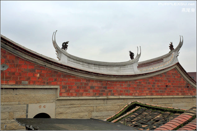 福建泉州红砖大厝的燕尾脊