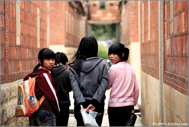 福建泉州红砖大厝中生活的女孩